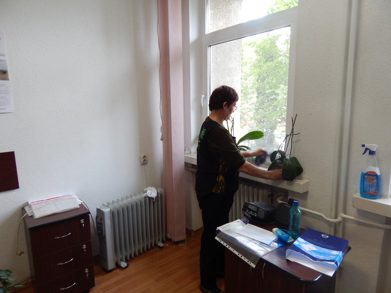 Servicii de curatenie profesionale - Iris curatenie Bacau - curatenie in birouri si spatii comerciale